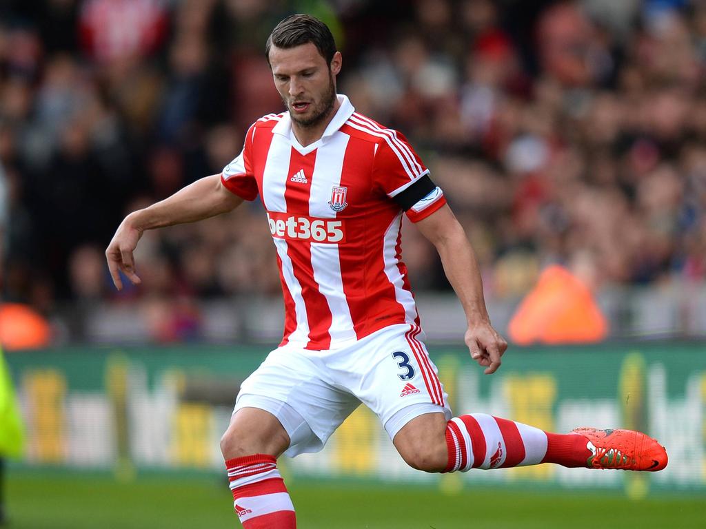 Erik Pieters schiet namens Stoke City de bal naar een ploeggenoot in duel met Newcastle United. (12-04-2014)