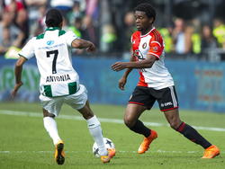 Jarchinio Antonia (l.) zet druk op Miquel Nelom (r.), die vanaf de linksback naar binnen kapt tijdens de wedstrijd Feyenoord - FC Groningen. (05-10-2014)
