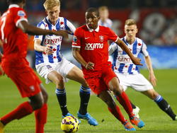 Kamohelo Mokotjo (m.) krijgt te maken met blonde Friezen. Morten Thorsby (l.) en Daley Sinkgraven (r.) zetten druk op de middenvelder van FC Twente. (01-11-2014)