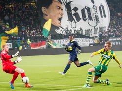Mike van Duinen (r.) schiet al vroeg de 1-0 achter doelman Leonard Nienhuis (l.) tijdens het competitieduel ADO Den Haag - SC Cambuur. (17-01-2015)