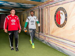 Vlak voor de wedstrijd Feyenoord - Willem II komen keeperstrainer Patrick Lodewijks (l.) en Kenneth Vermeer via de spelerstunnel van De Kuip het veld op om te beginnen aan de warming-up. (13-09-2014)