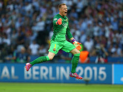 Ter Stegen puede celebrar que le ganó a Neuer en la votación en UEFA.com. (Foto: Getty)