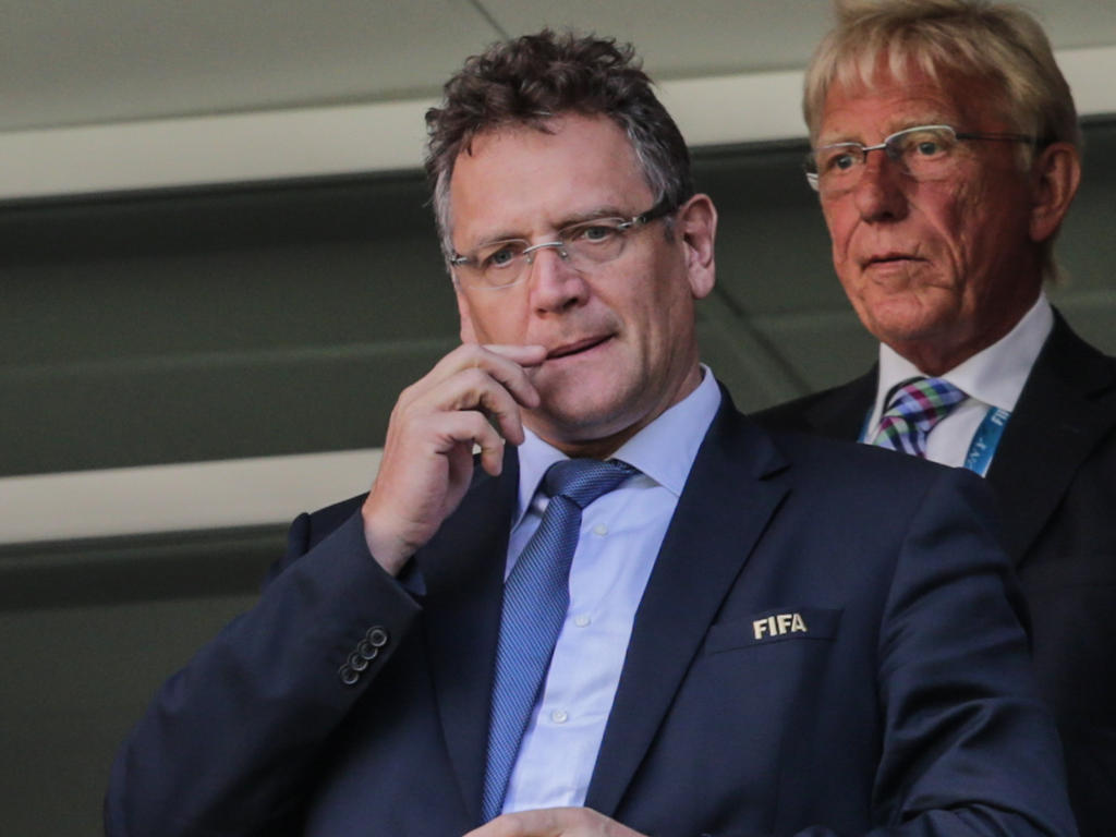 FIFA-Generalsekretär Jerome Valcke (vorne) gab die Verschiebung des Bewerbungsverfahrens bekannt