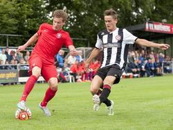 FC Twente-speler Hidde ter Avest (l.) probeert tijdens een oefenduel Tom Heerkes van het Regioteam uit te kappen. (08-07-2015)