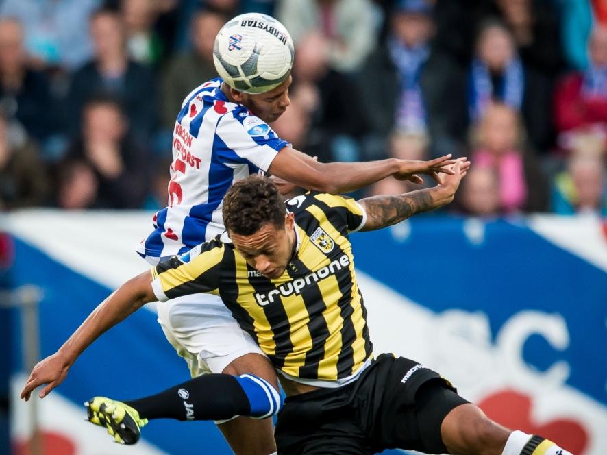Jerry St. Juste (l.) en Dominic Solanke houden zich niet in tijdens sc Heerenveen - Vitesse en gaan vol overtuiging een luchtduel aan. (26-09-2015)