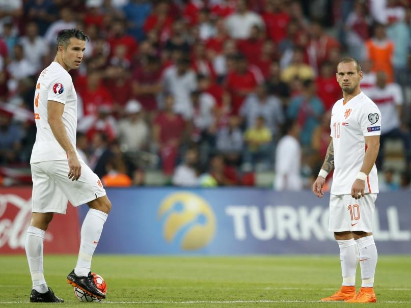 Robin van Persie en Wesley Sneijder kijken teleurgesteld nadat Turkije zojuist met 1-0 is voorgekomen. De twee routiniers kunnen even later ook de 2-0 niet voorkomen. (06-09-2015)