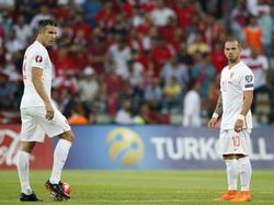 Robin van Persie en Wesley Sneijder kijken teleurgesteld nadat Turkije zojuist me t 1-0 is voorgekomen. De twee routiniers kunnen even later ook de 2-0 niet voorkomen. (06-09-2015)