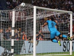 Luis Suárez krijgt een goede voorzet van Ivan Rakitić en kopt de bal simpel binnen. De Uruguayaan scoort hiermee direct zijn eerste Champions League-treffer van dit seizoen. (16-09-2015)