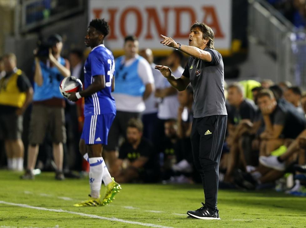 Chelsea-trainer Antonio Conte staat druk aanwijzingen te geven tijdens de oefenwedstrijd tegen Liverpool. (28-07-2016)