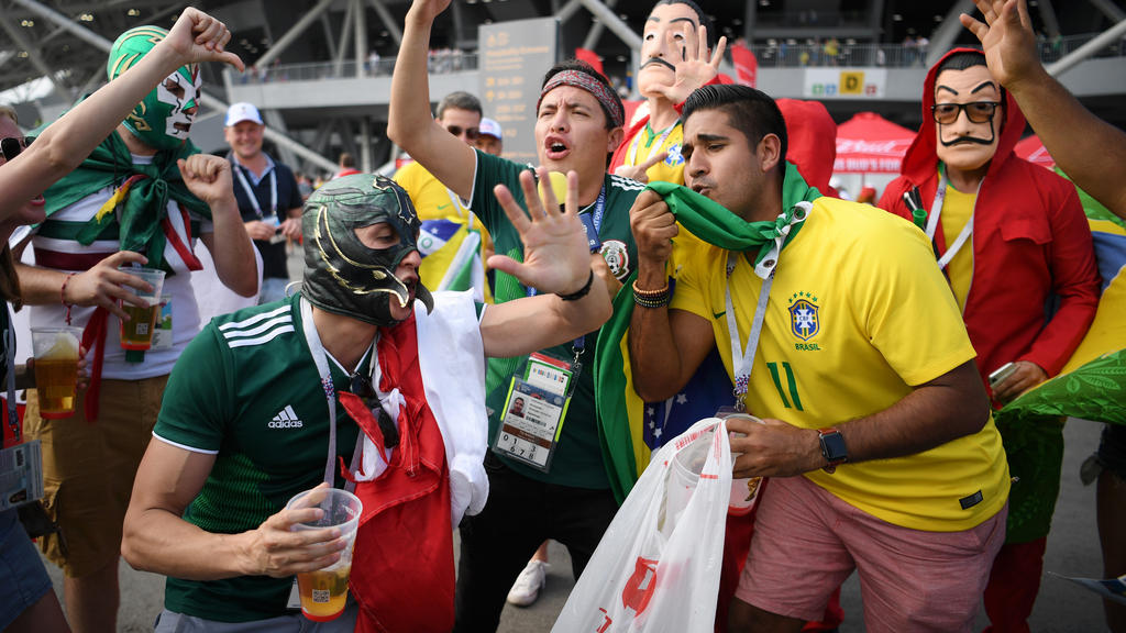 Fans beider Nationen stimmen sich bereits vor dem Stadion aufs Spiel ein