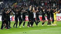 Die Frankfurter Spieler ließen sich von den Eintracht-Fans feiern