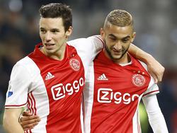 Nick Viergever (l.) en Hakim Ziyech (r.) zijn dikke vrienden tijdens het competitieduel Ajax - Excelsior (29-10-2016).