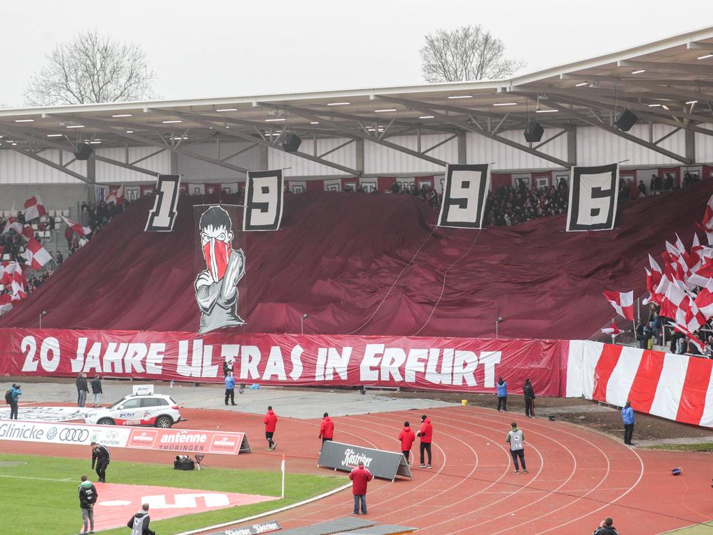Zur Eröffnung ihrer neuen Arena begrüßen die Erfurt-Fans den BVB