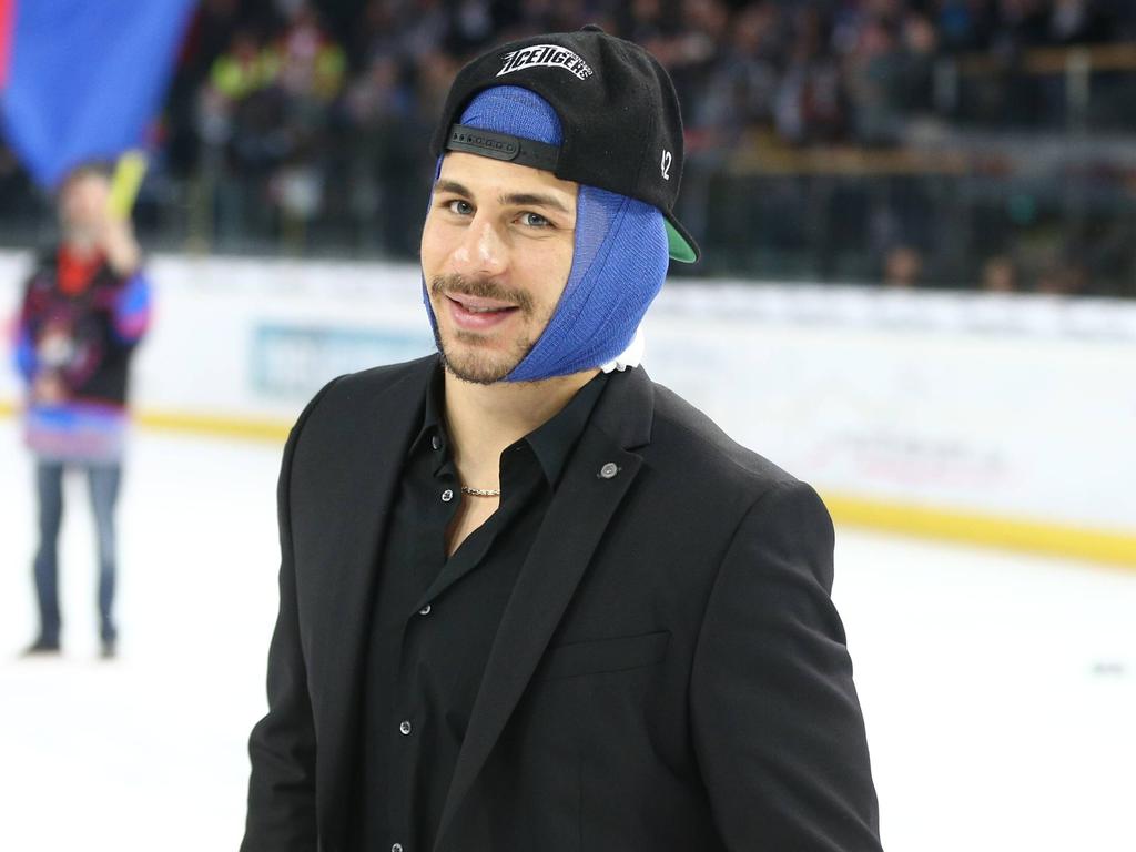 Yasin Ehliz wurde von einem Puck am Kopf getroffen - konnte aber dennoch lachen Yasin Ehliz wurde von einem Puck am Kopf getroffen - konnte aber dennoch lachen