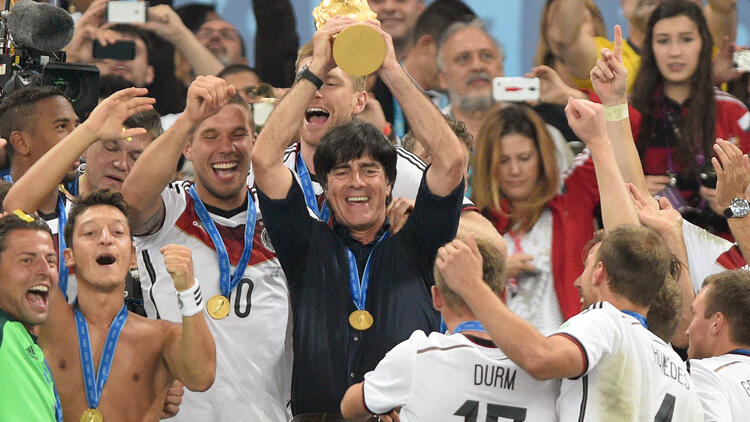 Joachim Löw (M.) feierte 2014 den WM-Triumph mit der DFB-Elf