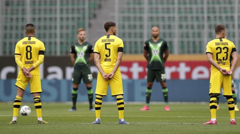 Die Spieler gedenken mit einer Schweigeminute den Opfern der Corona-Pandemie Die Spieler gedenken mit einer Schweigeminute den Opfern der Corona-Pandemie