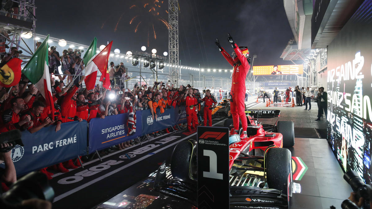 Carlos Sainz siegte im Nachtrennen von Singapur
