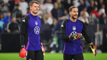 Oliver Baumann (r.) und Alexander Nübel (l.) im Kreise der Nationalmannschaft