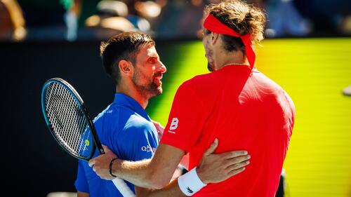 Novak Djokovic (l.) und Alexander Zverev treffen im Viertelfinale der French Open aufeinander