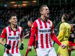 PSV-aanvoerder Luuk de Jong (r.) heeft al vroeg in de wedstrijd het netje weten te vinden tegen SBV Excelsior. Héctor Moreno (l.) juicht met hem mee. (27-01-2016)