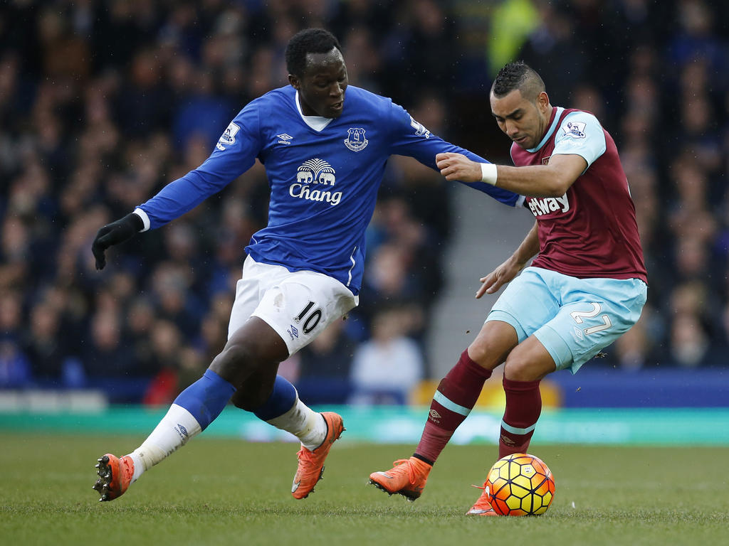 Romelu Lukaku (l.) vecht om de bal met Dimitri Payet (r.) tijdens het competitieduel Everton - West Ham United. (05-03-2016) Romelu Lukaku (l.) vecht om de bal met Dimitri Payet (r.) tijdens het competitieduel Everton - West Ham United. (05-03-2016)