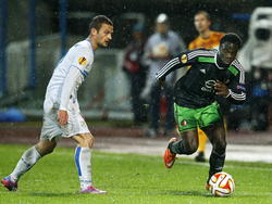 Elvis Manu (r.) is met zijn snelheid een ware plaag voor John Tomečak tijdens het Europa League-duel tussen Rijeka en Feyenoord. (23-10-2014). 