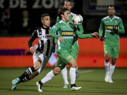 Joey Pelupessy (l.) moet in de achtervolging bij Joris van Overeem (r.) tijdens Heracles Almelo - FC Dordrecht. (12-12-2014)