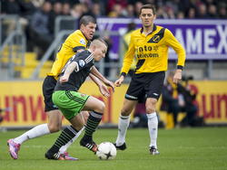 Feyenoorder Jordy Clasie gooit zijn lichaam in de strijd om Stipe Perica (l.) en Uroš Matić (r.) van de bal te houden in het eredivisieduel tegen NAC Breda. (21-12-2014)