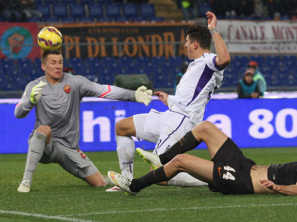 Mario Gómez marcando en su paso por la Fiorentina. (Foto: Getty)