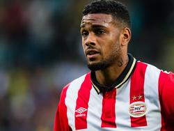 Jürgen Locadia valt in het duel met ADO Den Haag. De aanvaller moet toezien hoe zijn ploeg een voorsprong in de slotminuten weggeeft: 2-2. (11-08-2015)