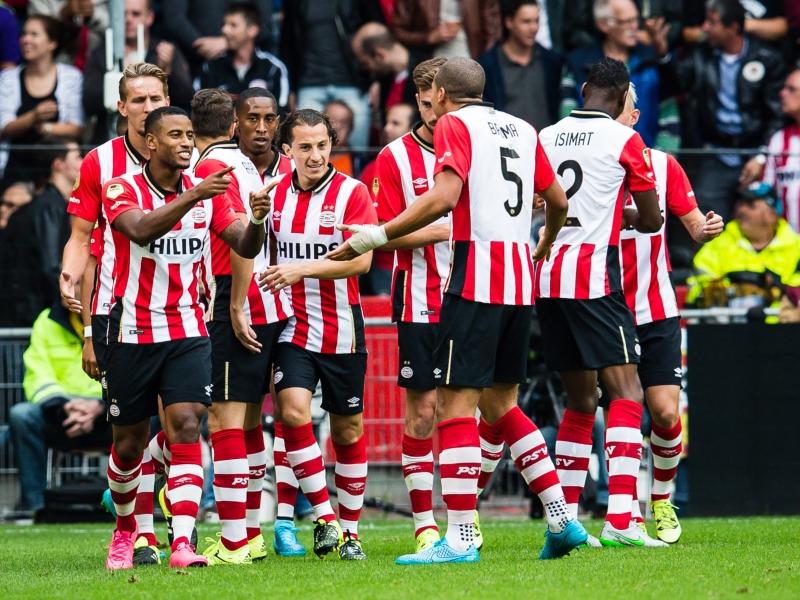 Luciano Narsing heeft zojuist PSV op een 1-0 voorsprong gezet. De aanvaller viert het feest met zijn teamgenoten. (16-08-2015)