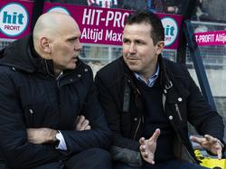Jurgen Streppel (l.) en Tomáš Galásek (r.) maken een praatje voorafgaand aan het competitieduel Willem II - Ajax. (22-02-2015)