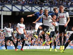 Het is druk voor het doel van Michel Vorm als Everton een corner neemt. (13-08-2016)