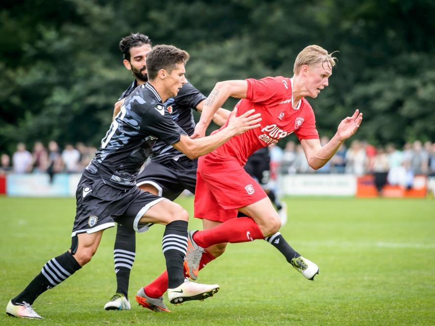 Fredrik Jensen in actie voor FC Twente in het oefenduel met PAOK Saloniki ter voorbereiding van het nieuwe seizoen. José Ángel Crespo Rincón en Gojko Cimirot zetten de achtervolging in. (16-07-2016)