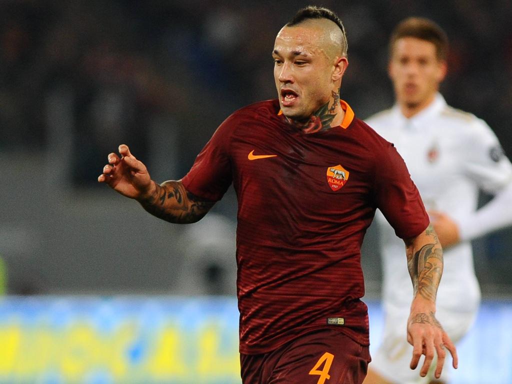 Radja Nainggolan in het shirt van AS Roma tijdens een duel met AC Milan. (12-12-2016)