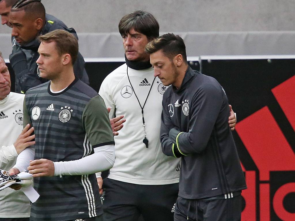 Joachim Löw mit seinen Schützlingen Manuel Neuer (l.) und Mesut Özil