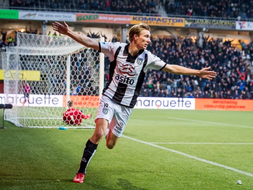 Vincent Vermeij laat zich zien in het stadion van zijn werkgever Heracles Almelo. De spits scoort de 2-0 tegen PEC Zwolle. (18-12-2016)