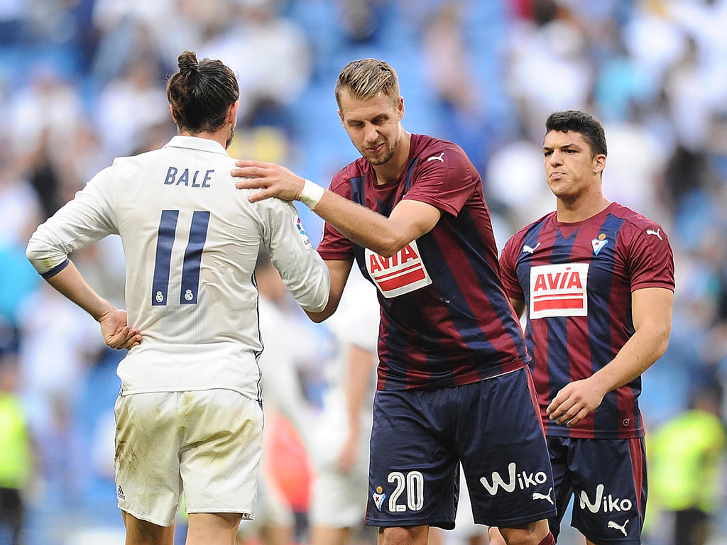 Lejeune (centro.) saluda a Bale en un duelo ante el Madrid. (Foto: Getty)