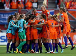 Nederland viert feest na de gemaakte 4-2 van Vivianne Miedema