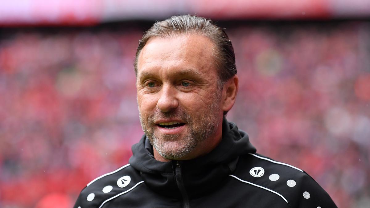 Thomas Doll und APOEL Nikosia starteten mit einer Niederlage in die Europa League Thomas Doll und APOEL Nikosia starteten mit einer Niederlage in die Europa League
