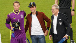 Thomas Müller (M.) und Manuel Neuer (l.) werden von Peter Peters vor der Partie geehrt