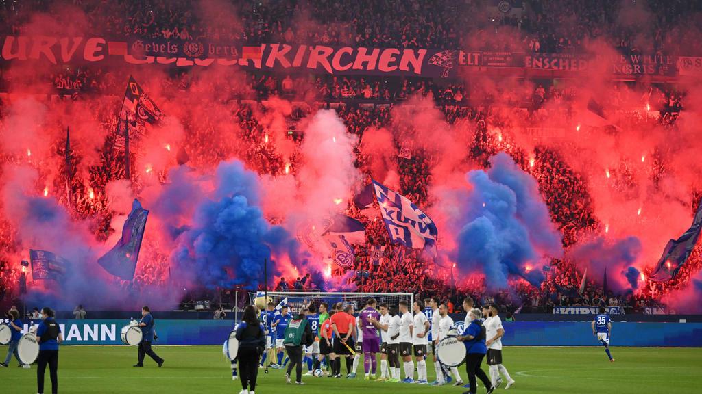 Schalke-Fans tauchten das Stadion in Feuer und Rauch