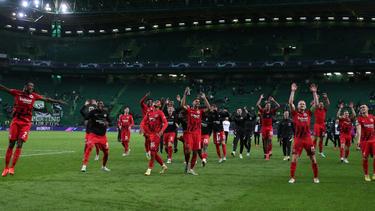 Das Team von Eintracht Frankfurt lässt sich in Lissabon vor seinen Fans feiern