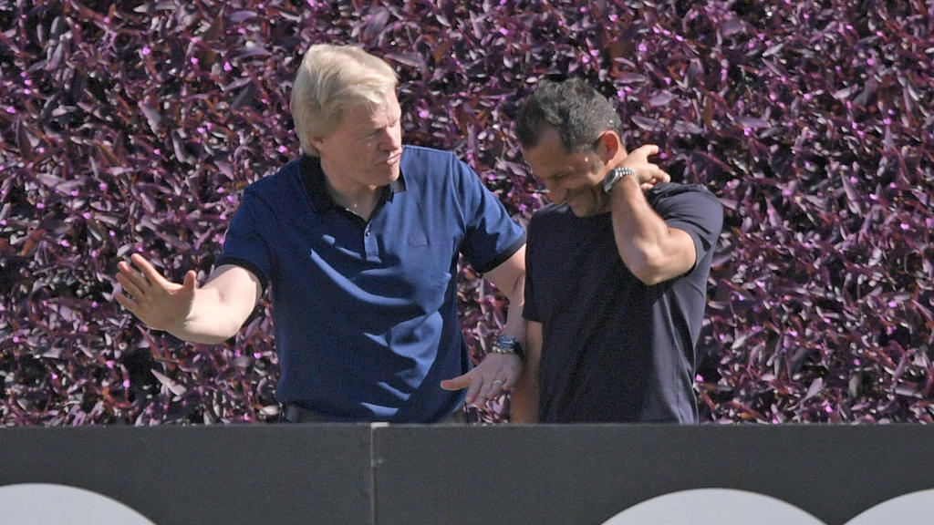 Oliver Kahn und Hasan Salihamidzic arbeiten im Hintergrund beim FC Bayern an den Transfers
