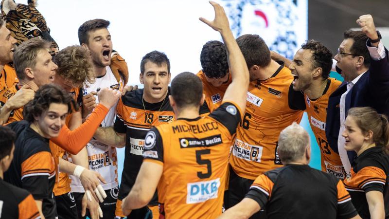 Das Team der Berlin Volleys jubelt nach dem Sieg Das Team der Berlin Volleys jubelt nach dem Sieg