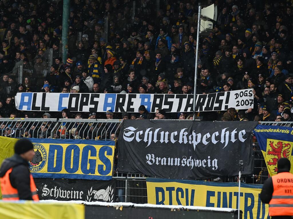 Eintracht Braunschweig hat seine Fans für das beleidigende Plakat im Stadion kritisiert Eintracht Braunschweig hat seine Fans für das beleidigende Plakat im Stadion kritisiert