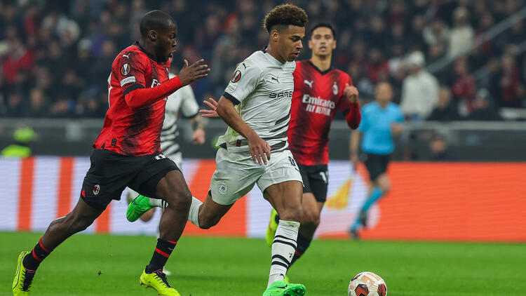 Desiré Doué (M.) steht bei Bayer Leverkusen und beim BVB hoch im Kurs