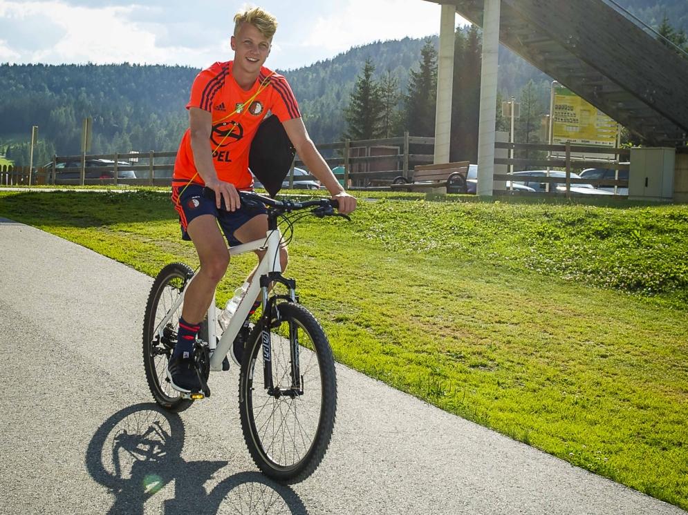 Jari Schuurman pakt de fiets op het trainingskamp van Feyenoord in Oostenrijk. (11-07-2015) Jari Schuurman pakt de fiets op het trainingskamp van Feyenoord in Oostenrijk. (11-07-2015)