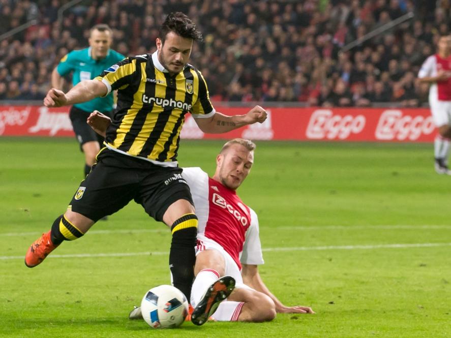 Met een mooie sliding op de bal houdt Mike van der Hoorn (r.) Valeri Qazaishvili van een grote kans tijdens Ajax - Vitesse. (23-01-2016)