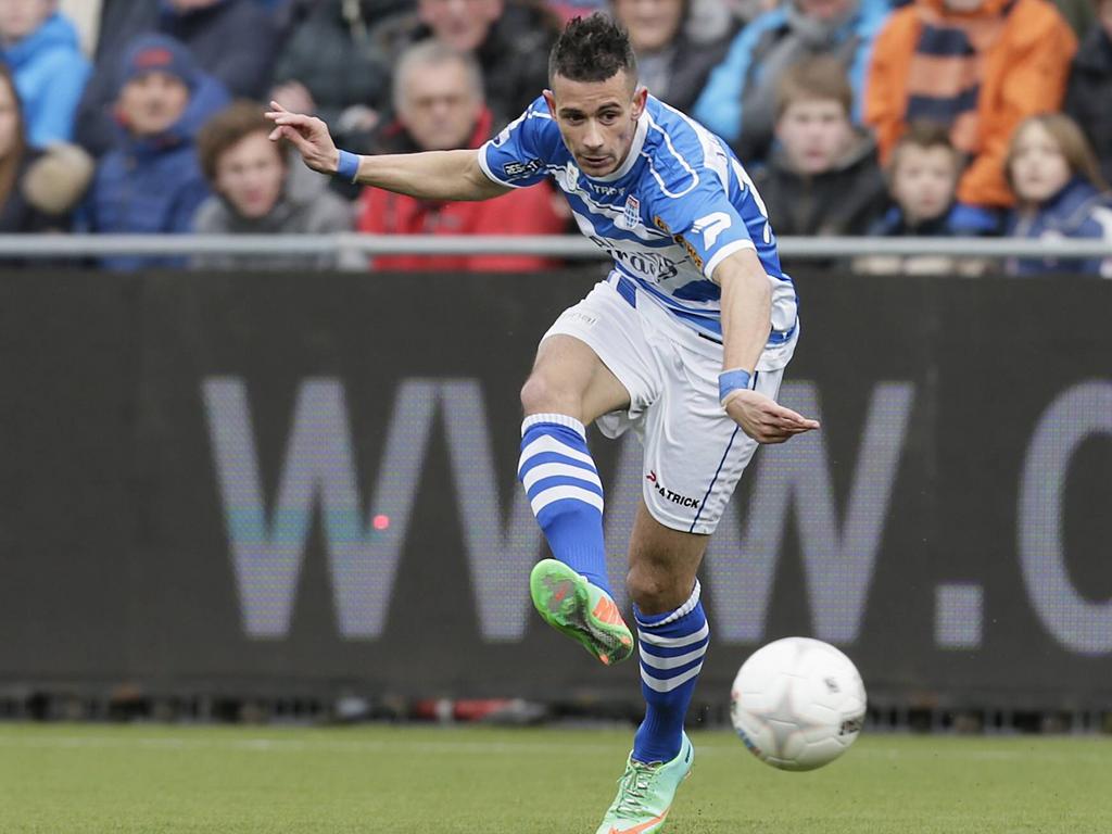 Denis Mahmudov in actie namens PEC Zwolle tijdens het competitietreffen tegen Ajax (1-1).